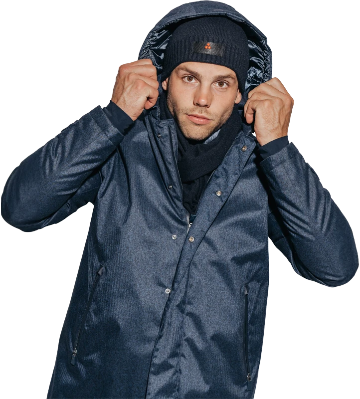 Man met donkerblauwe jas en capuchon