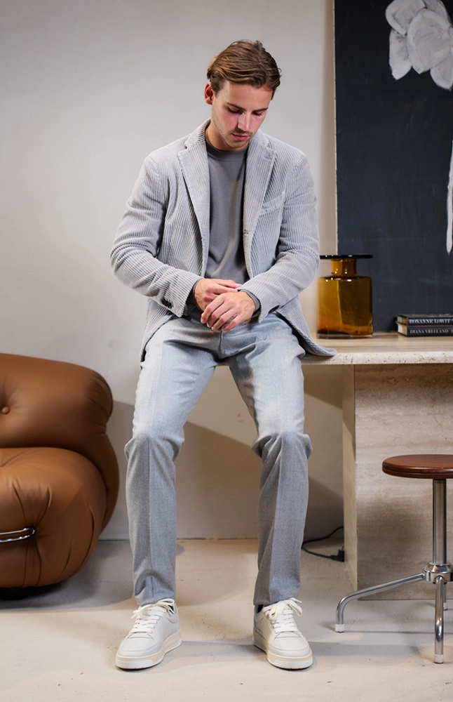 Mannelijk model in jeans en beige Tagliatore Colbert