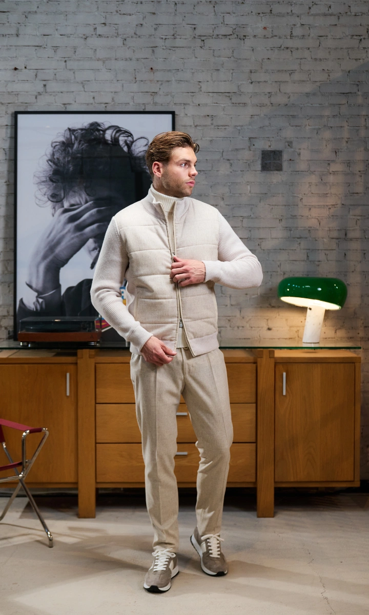 man gekleed in beige vest en chino