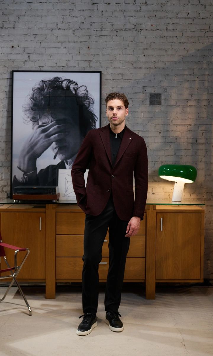 man in gekleed in mooi colbert met nette broek