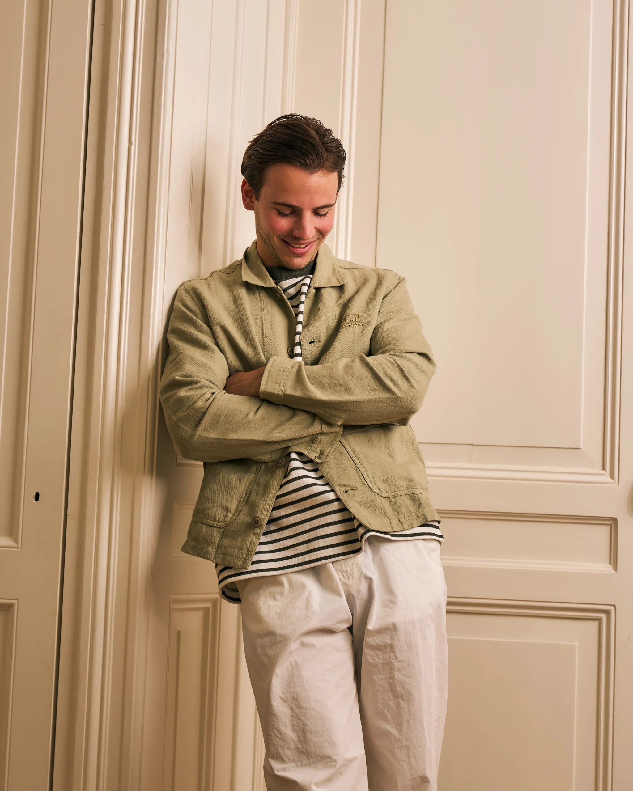 Een man met sunfaded kleuren kleding