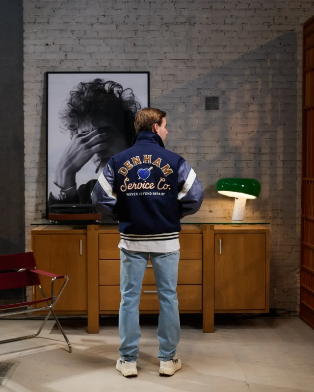 Varsity jacket & jeans 🤝🏼 a timeless classic