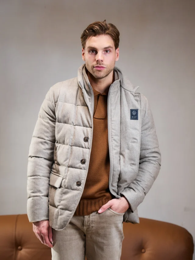 Dit iconische jack van Fay is warm en stijlvol. Gemaakt van merinowol met een waterafstotende finish en gevuld met heerlijk zacht dons.