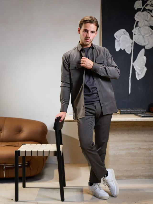 Bijna december! Weet jij al wat je gaat dragen tijdens de feestdagen? Een set zoals deze is perfect voor elke feestelijke gelegenheid, en de stylingopties zijn eindeloos. Laat je inspireren!