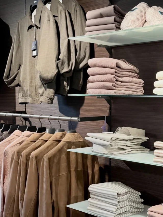 Hier krijgen we zo’n goed gevoel van. Nieuw seizoen, frisse winkel en een collectie waar we mega trots op zijn. Kom je zaterdag langs om het seizoen af te trappen? 🥂